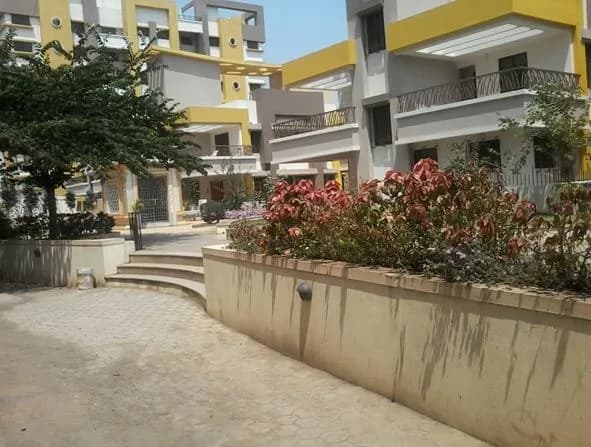 Vilas Javdekar Yashwant — garden area