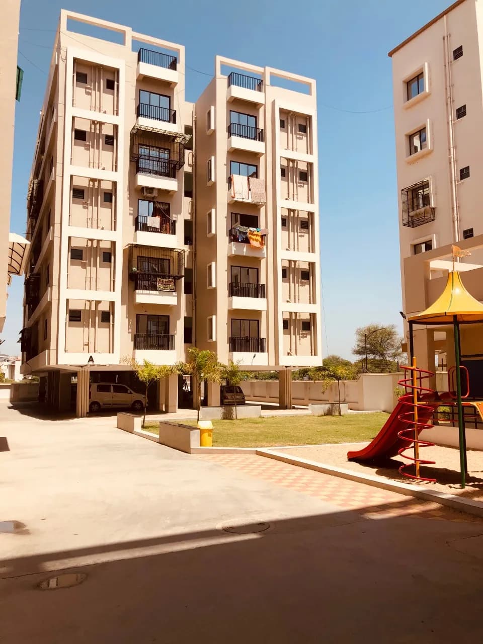 Ratnam Elegance, Vemali
