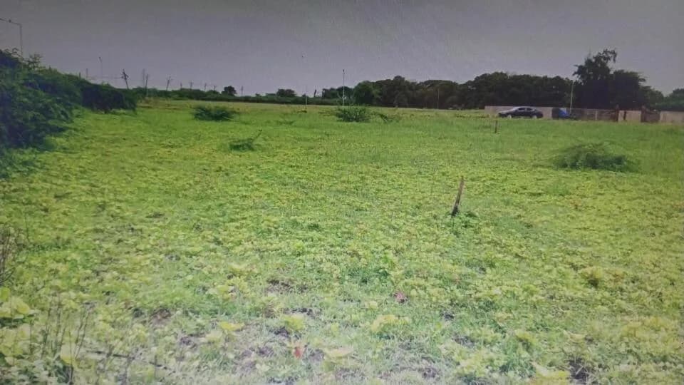 Aagam Plots, Dumas