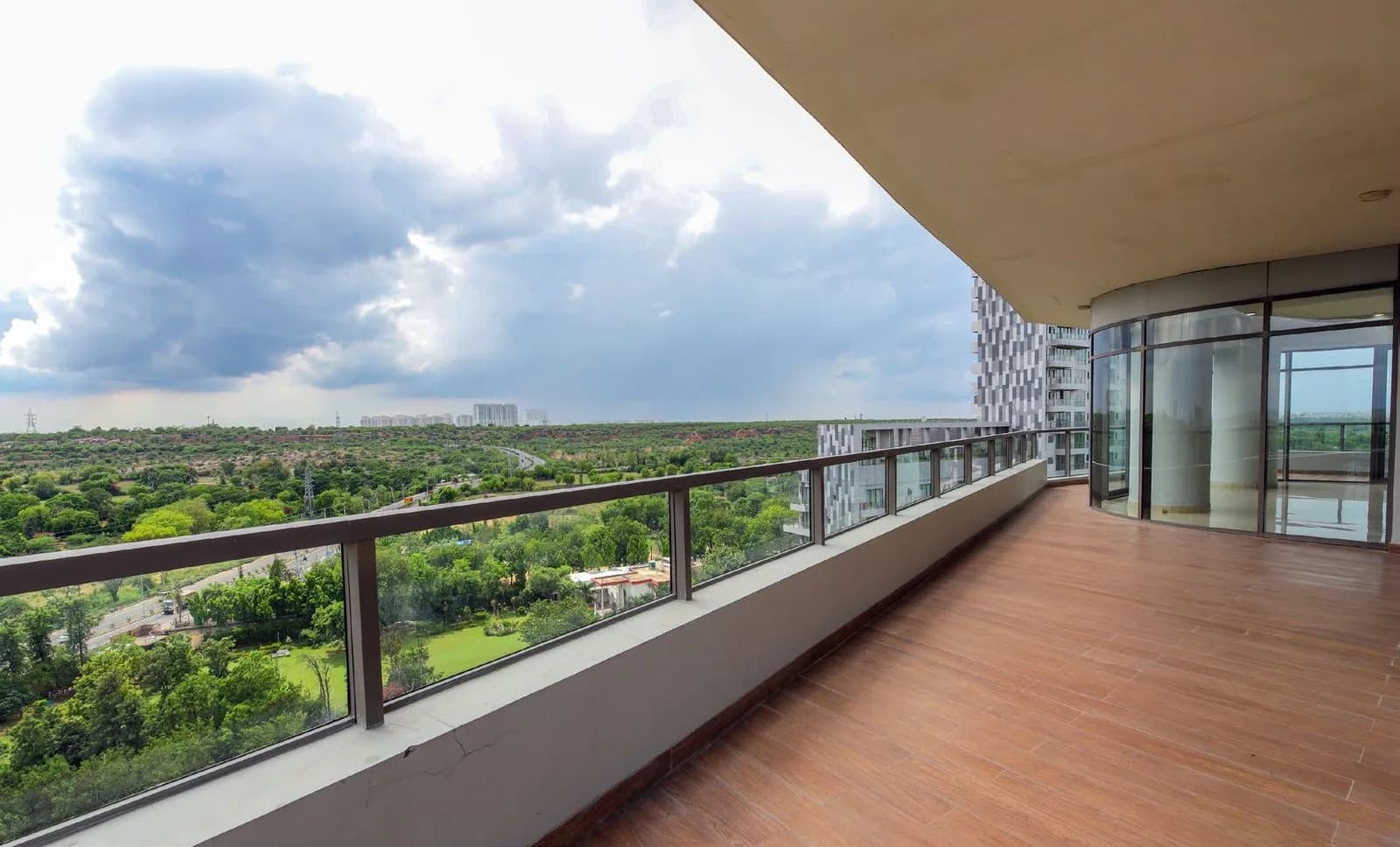 Paras Quartier, Gwal Pahari