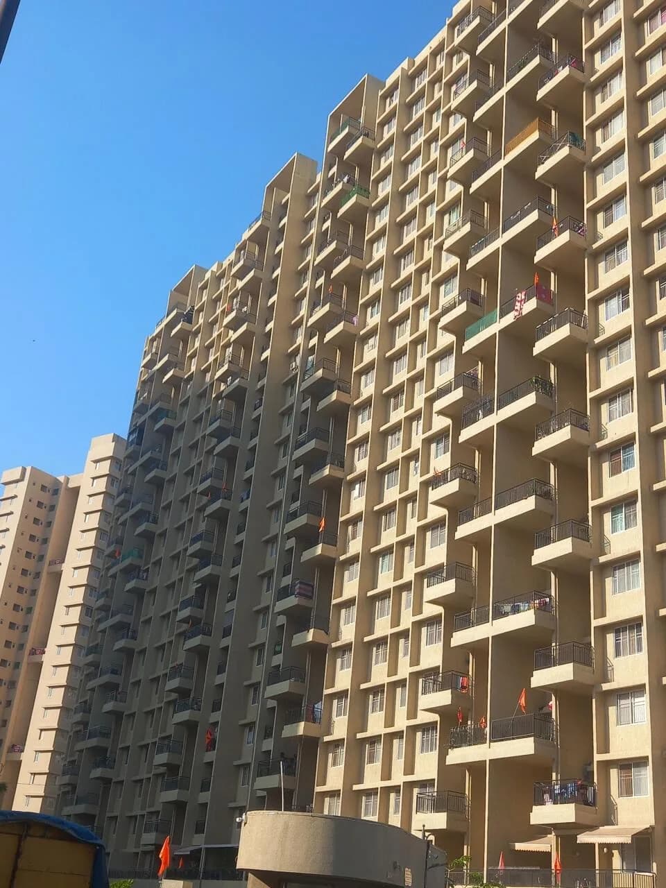 Kolte Patil Life republic R3, Nere