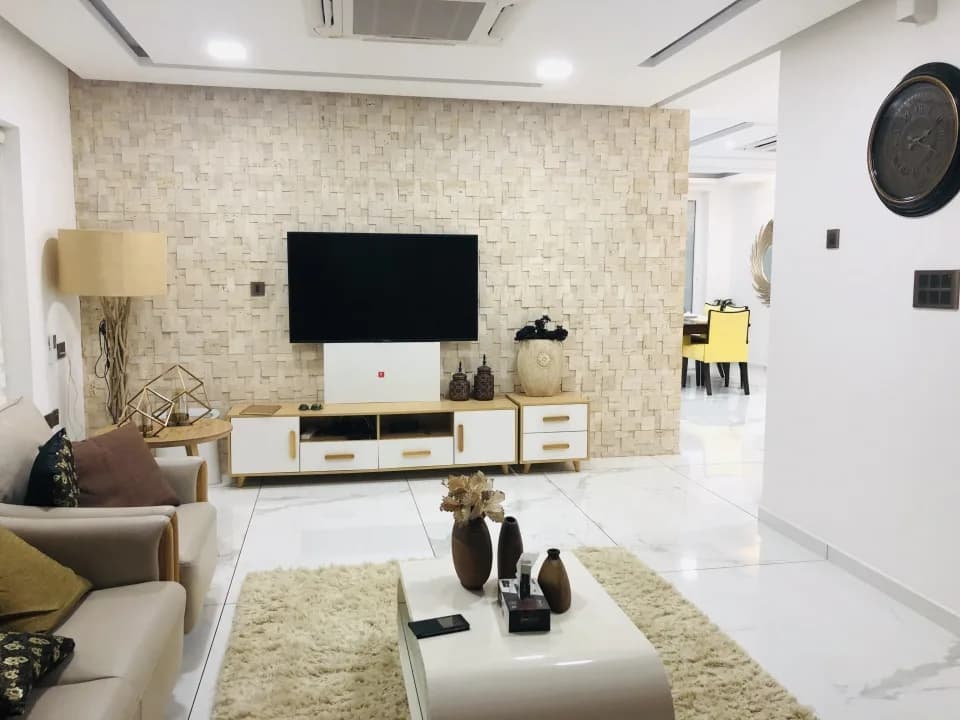 Rahna Meadow — Living Room