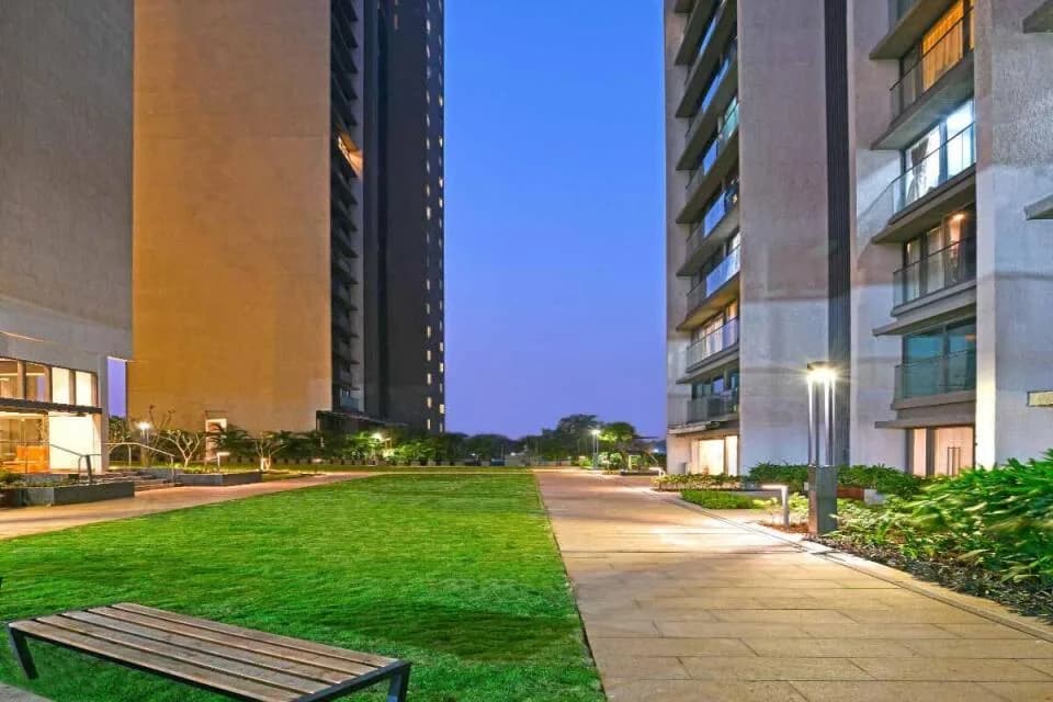 Rustomjee Paramount, Khar West
