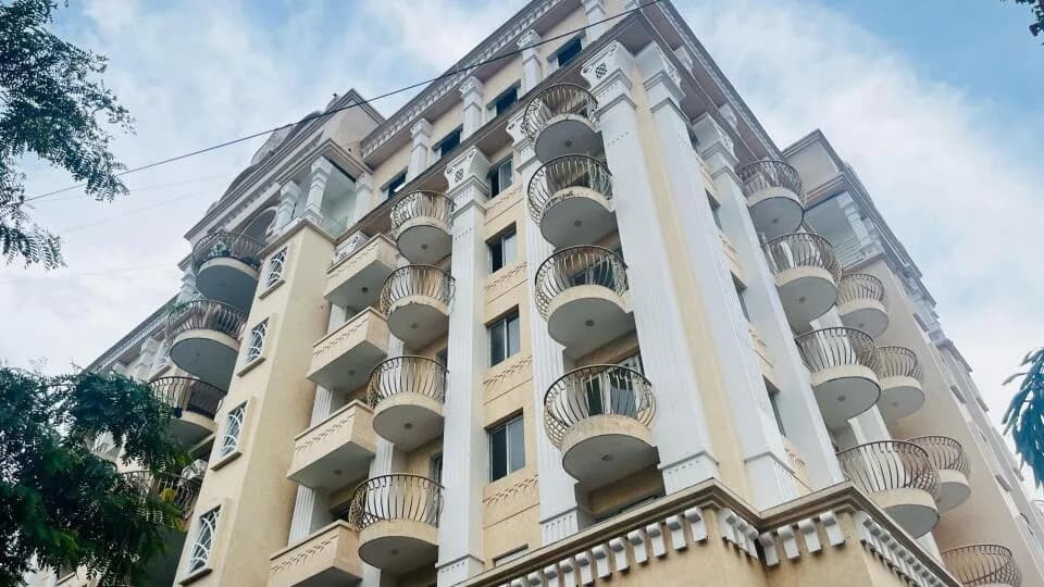 GC Signature, Gokhale Marg