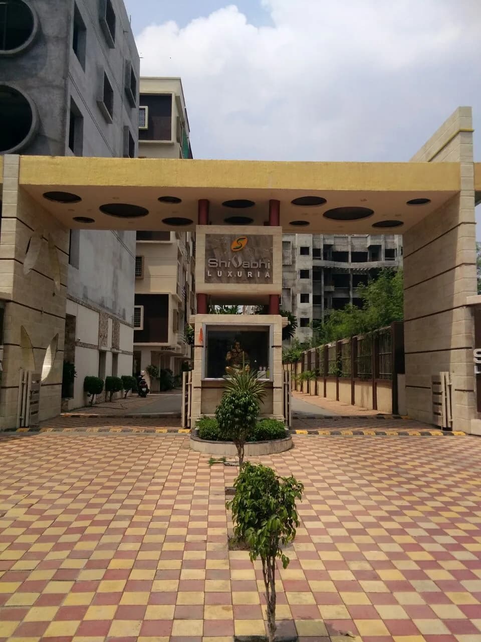 Shivabhi Luxuria, Makarpura