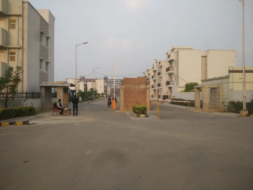 Sare Springview Floors, Lal Kuan
