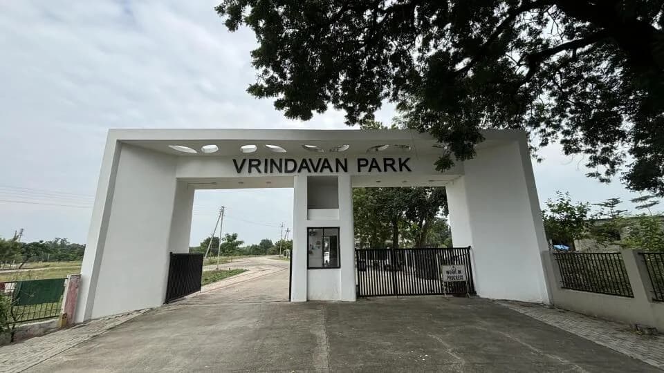 Vrindavan Park 6 — Entrance