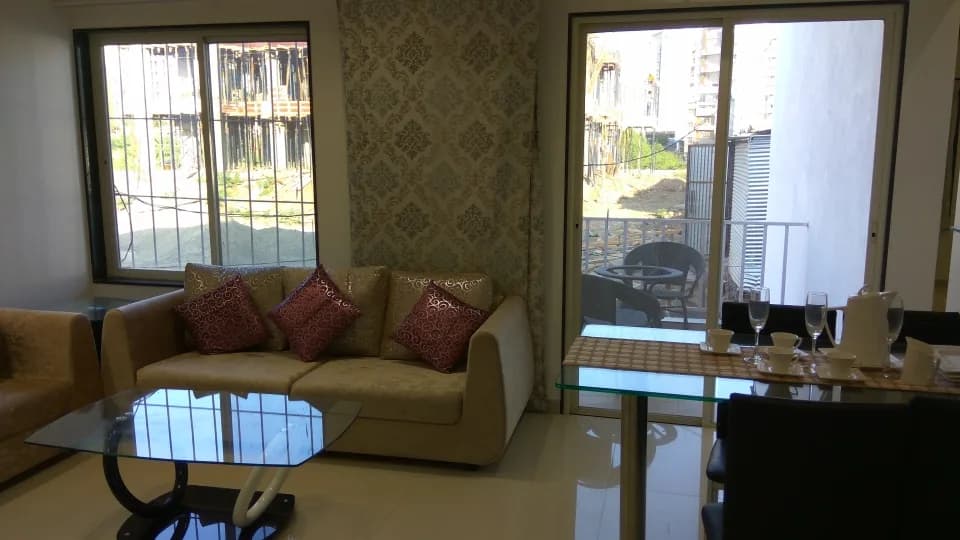 Triaa Hillome, Lohegaon