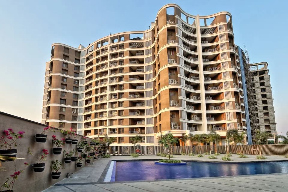 Gemini Grand Bay, Manjri BK