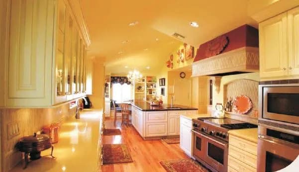 King Heritage Court Apartments — Kitchen