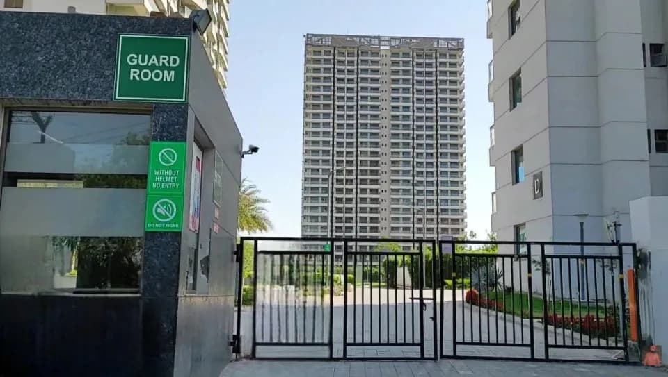Paras Dews, Sector 106