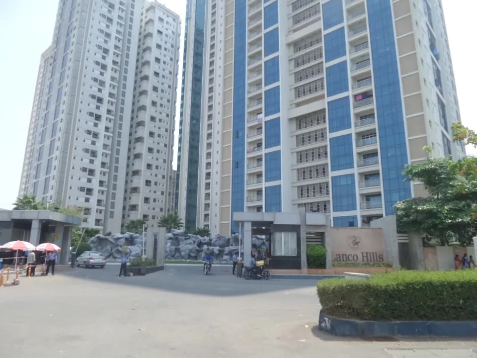 Lanco Domina Condominiums — Entrance