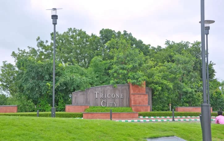 Tricone City, Datoda