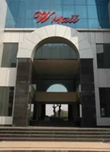 Pearls W Mall — Front View