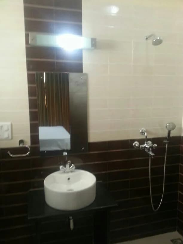 Yogmaya Merces Sousa Royale — Wash Room
