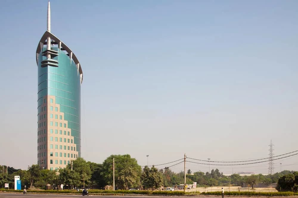 DLF Gateway Tower, Sector 24