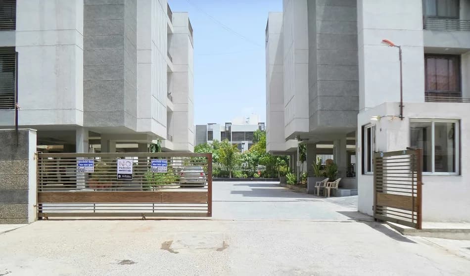 Ohm Ohmkar Street — Side View