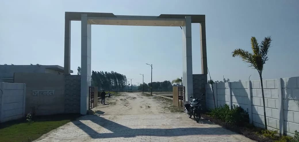Max Jannat — Entrance
