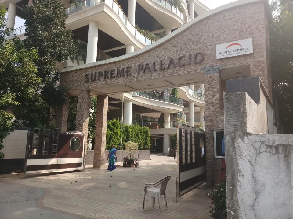 Supreme Vivero, Baner
