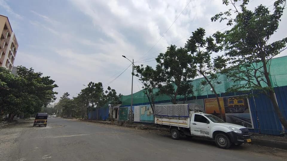 SB Saavi Residency — Approach Road