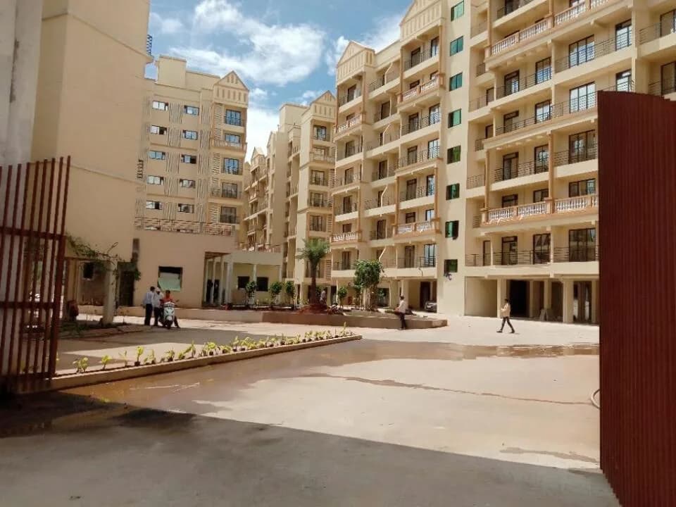 Laxmi Castello, Neral