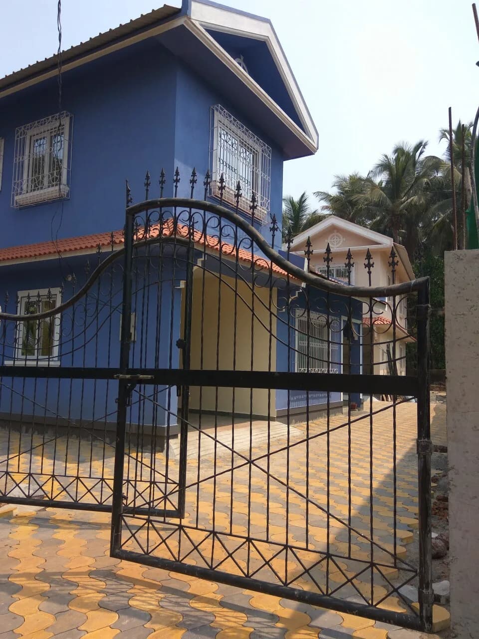 Axle Villa, Thivim