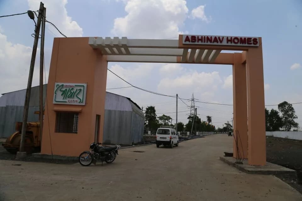 Abhinav Aadhaar City, Sukhi Sewania