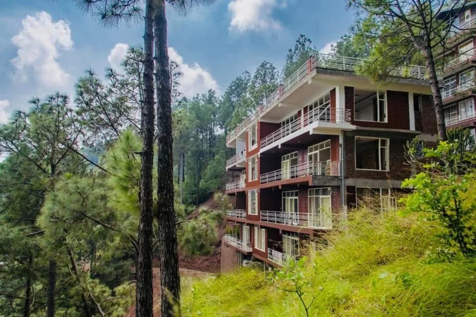 Hill Crest, Dharampur