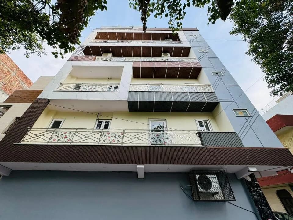 Arora Luxurious Floor, Paschim Vihar