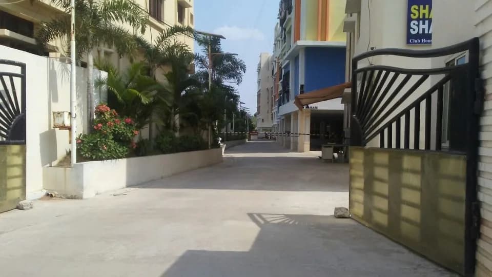 Shriya West Metro, Friends Colony