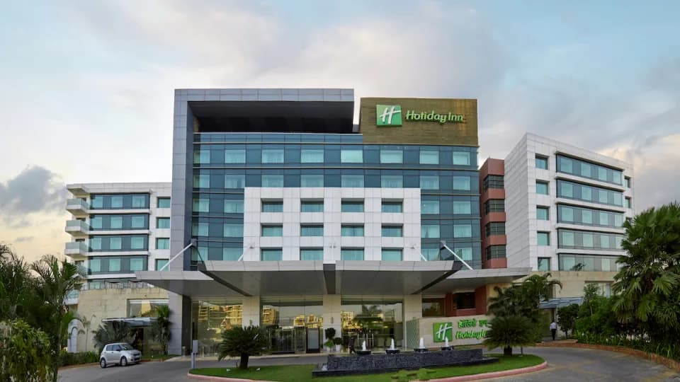 Pristine Holiday Inn, Mahalunge