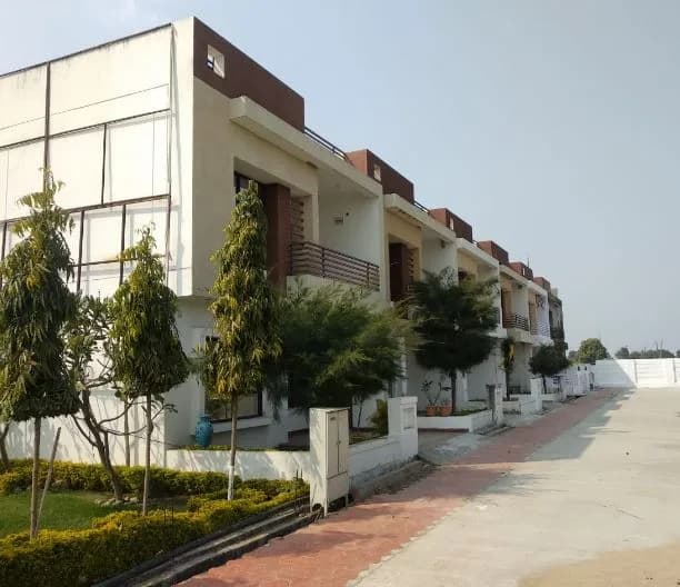 Trebhuvan Hari Puram, Hoshangabad Road
